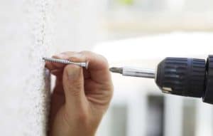 Encuentre vigas y tuberías sin taladrar la pared