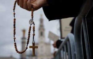 Reza el Rosario: Devoción en tus manos.