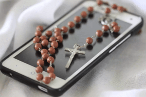 Aplicaciones Populares para Rezar el Rosario en Línea